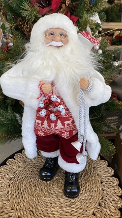 Papa Noel con tapado blanco en internet
