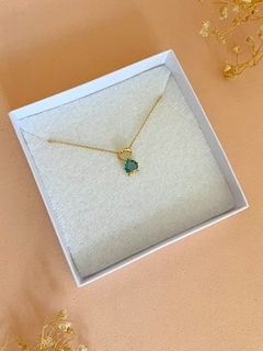 Colar com pingente de menino com zircônia azul banhado em ouro 18k - comprar online