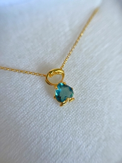 Colar com pingente de menino com zircônia azul banhado em ouro 18k