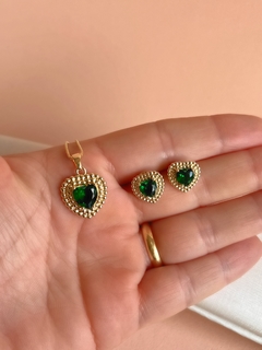 Conjunto Yasmin com colar e brincos em formato de coração com zircônia verde esmeralda banhado em ouro 18k - comprar online