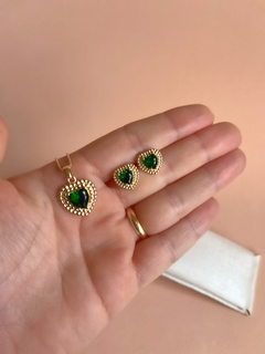 Imagem do Conjunto Yasmin com colar e brincos em formato de coração com zircônia verde esmeralda banhado em ouro 18k