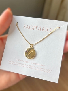 Gargantilha com pingente de signo banhada em ouro 18K