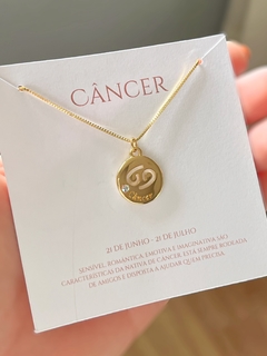 Gargantilha com pingente de signo banhada em ouro 18K - comprar online