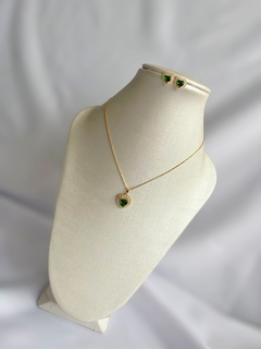 Conjunto Yasmin com colar e brincos em formato de coração com zircônia verde esmeralda banhado em ouro 18k - Andressa Caldas Joias