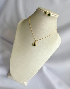 Conjunto Gabriela com colar e brinco em formato de gota com zircônia verde esmeralda banhado em ouro 18k - comprar online