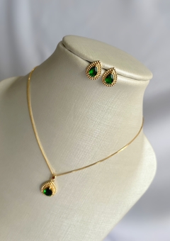 Conjunto Gabriela com colar e brinco em formato de gota com zircônia verde esmeralda banhado em ouro 18k - loja online