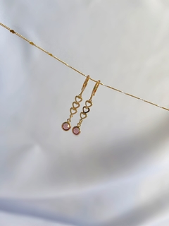 Brinco argola Milena com corações e zircônia rosa banhado em ouro 18k - loja online