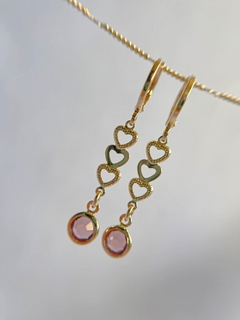 Brinco argola Milena com corações e zircônia rosa banhado em ouro 18k