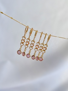 Imagem do Brinco argola Milena com corações e zircônia rosa banhado em ouro 18k