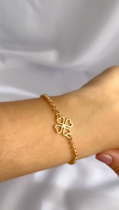 Pulseira Emilly com pingente de trevo banhado em ouro 18k - Andressa Caldas Joias