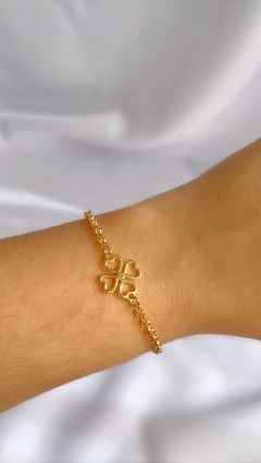 Pulseira Emilly com pingente de trevo banhado em ouro 18k - loja online