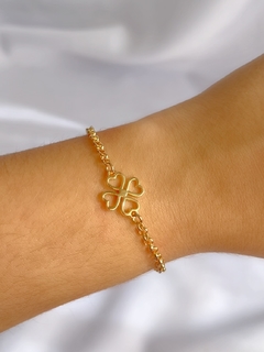 Pulseira Emilly com pingente de trevo banhado em ouro 18k