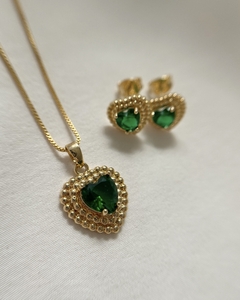 Conjunto Yasmin com colar e brincos em formato de coração com zircônia verde esmeralda banhado em ouro 18k - loja online