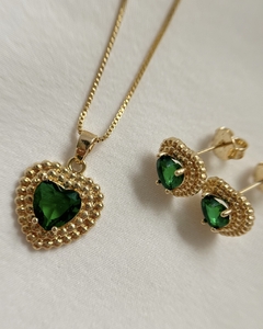 Conjunto Yasmin com colar e brincos em formato de coração com zircônia verde esmeralda banhado em ouro 18k