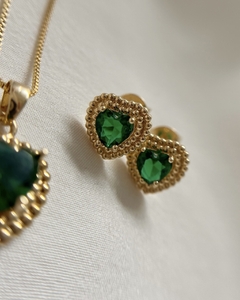 Conjunto Yasmin com colar e brincos em formato de coração com zircônia verde esmeralda banhado em ouro 18k na internet