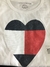 Camiseta manga curta infantil Tommy Hilfiger com coração brilhante - comprar online