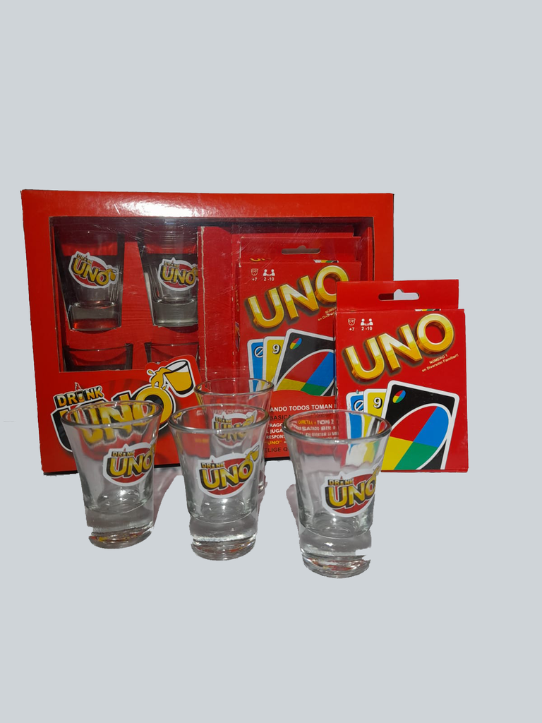 Juego de Cartas UNO Drink + 4 Vasos para Shot