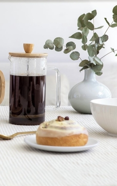 Cafetera con embolo y tapa madera.