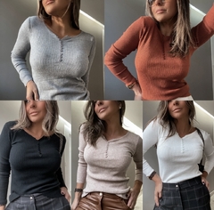 Blusa tricot canelada com botões | BB2020 na internet