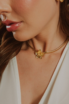 CHOKER FITA LISA FLOR LÓTUS BANHADO EM OURO 18K - Martina Acessórios Finos