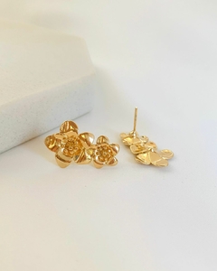 BRINCO FLORES BANHO OURO 18K - FLORA - loja online