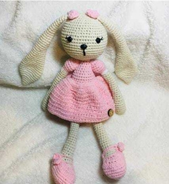 CONEJA CON VESTIDO ROSA AMIGURUMI