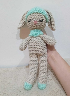 AMIGURUMI CONEJO CON GORRITO