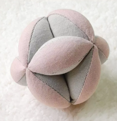 PELOTA MONTESSORI MINI - ROSA Y GRIS