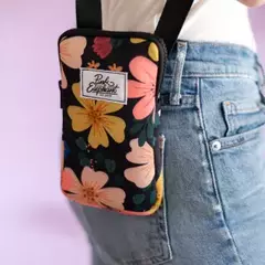 BOLSO PORTACELULAR LISO Y FLORES NEGRO - comprar online