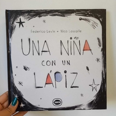 UNA NIÑA CON UN LÁPIZ