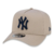 Bone 9FORTY A-Frame MLB New York Yankees Bege Logo Marinho