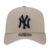 Bone 9FORTY A-Frame MLB New York Yankees Bege Logo Marinho - comprar online