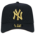 Bone 9FORTY A-Frame Snapback MLB New York Yankees Aba Curva Preto aba bege - comprar online