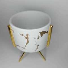 Vaso Branco com Dourado e Tripé Metal Dourado na internet