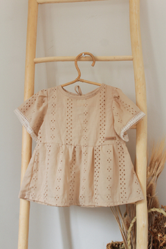 Blusa Beige broderie algodón - comprar online