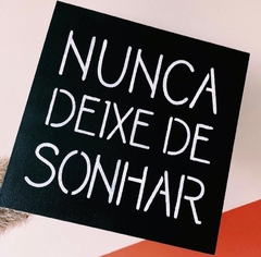 Placa “Nunca deixe de sonhar”