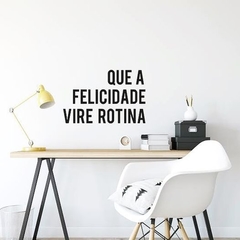 Lettering "Que a felicidade vire rotina"