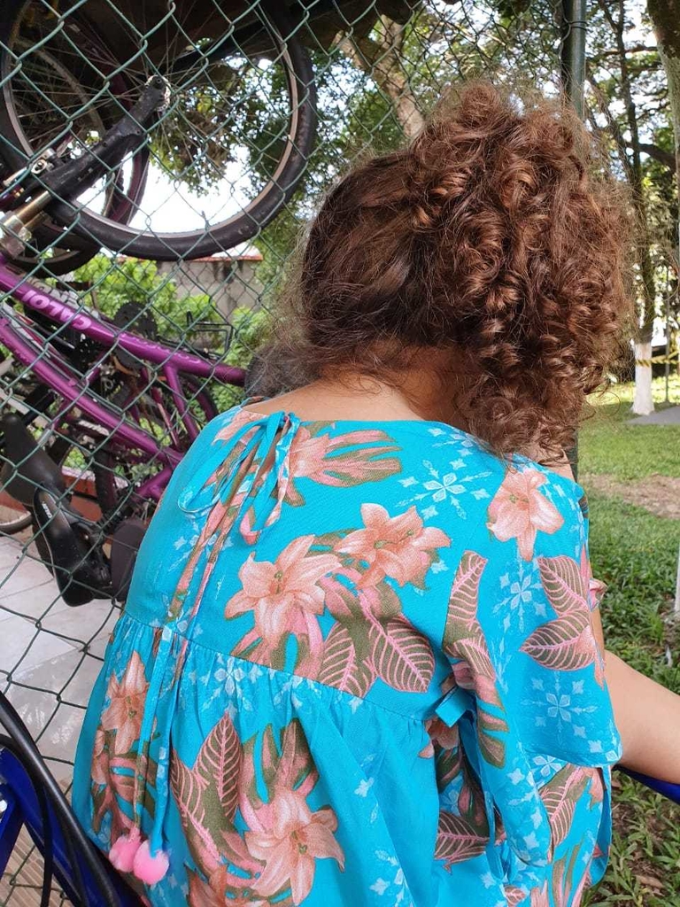 Vestido azul com flores 2024 rosa