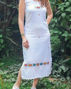 Vestido branco midi bordado