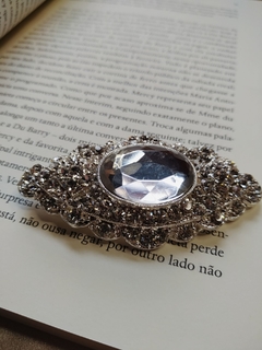 Broche Prateado em Cristal e Strass de Vidro