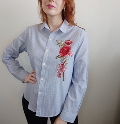 Camisa listrada bordado flor - comprar online