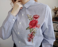 Camisa listrada bordado flor