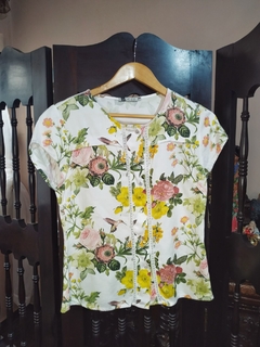 Blusa Estampa Beija Flor Viscose Botão na internet