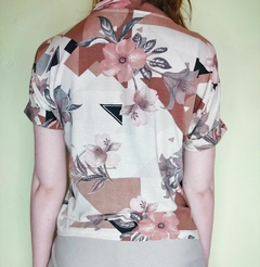 Camisa Manga Curta Estampa Floral Marrom na internet