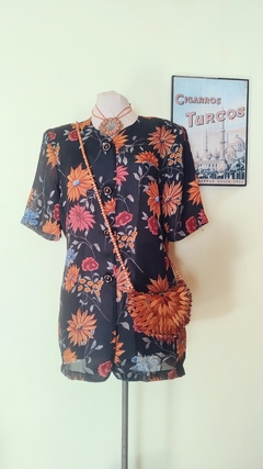 Blusa Botões Flores Preta na internet