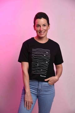 Camiseta Feminina Coração em Linhas Preta - comprar online