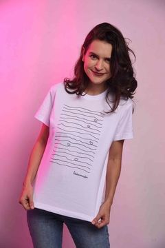 Camiseta Feminina Coração em Linhas Branca - comprar online