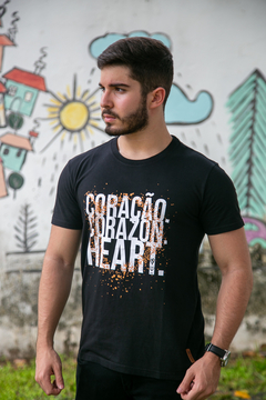 Camiseta Preta Masculina Coração - comprar online
