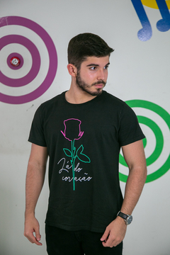 Camiseta Preta A Rosa - comprar online