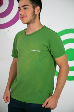 Camiseta Verde Masculina Coração Raízes LádoCoração